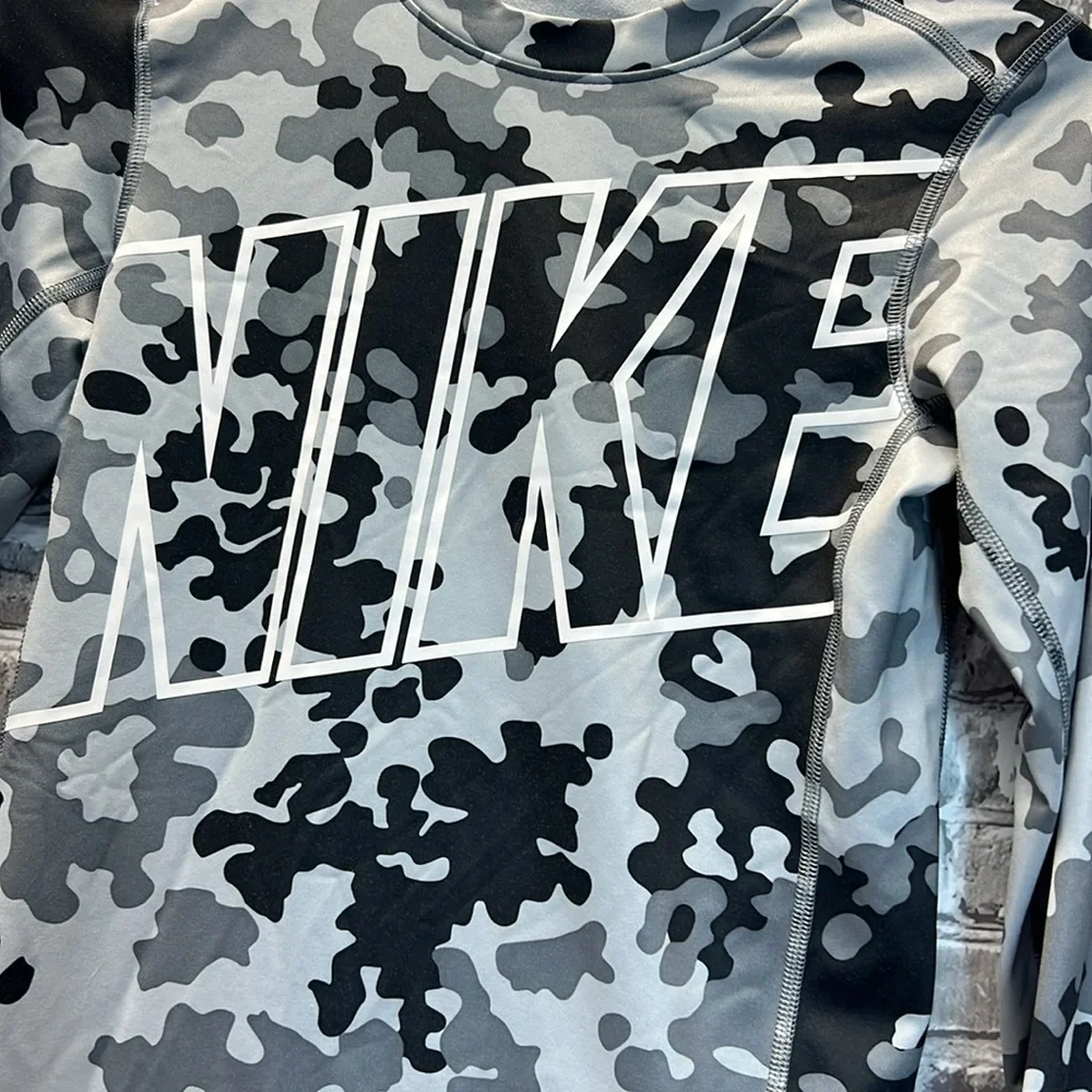Nike Pro‎ shirt